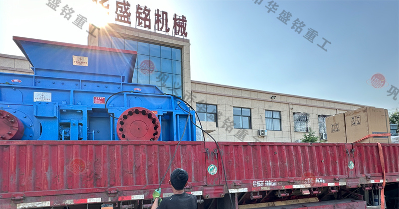 鐵礦石液壓對(duì)輥破碎機(jī)的維護(hù)成本如何？工作原理是什么？